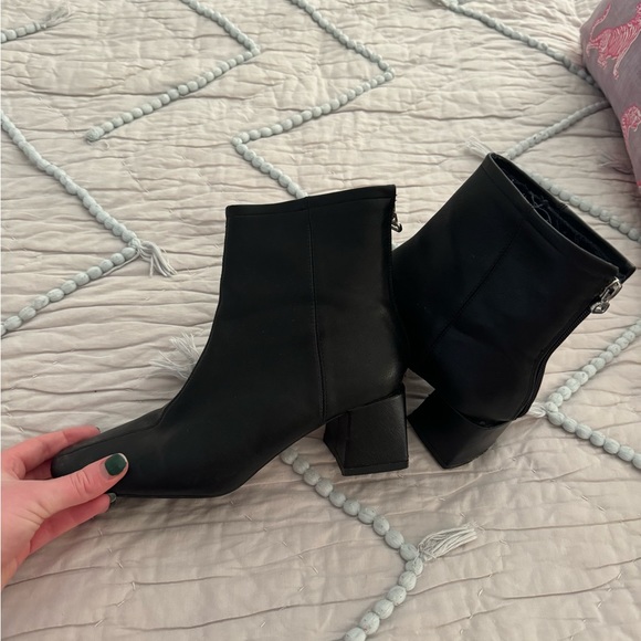 black boots - Picture 4 of 5